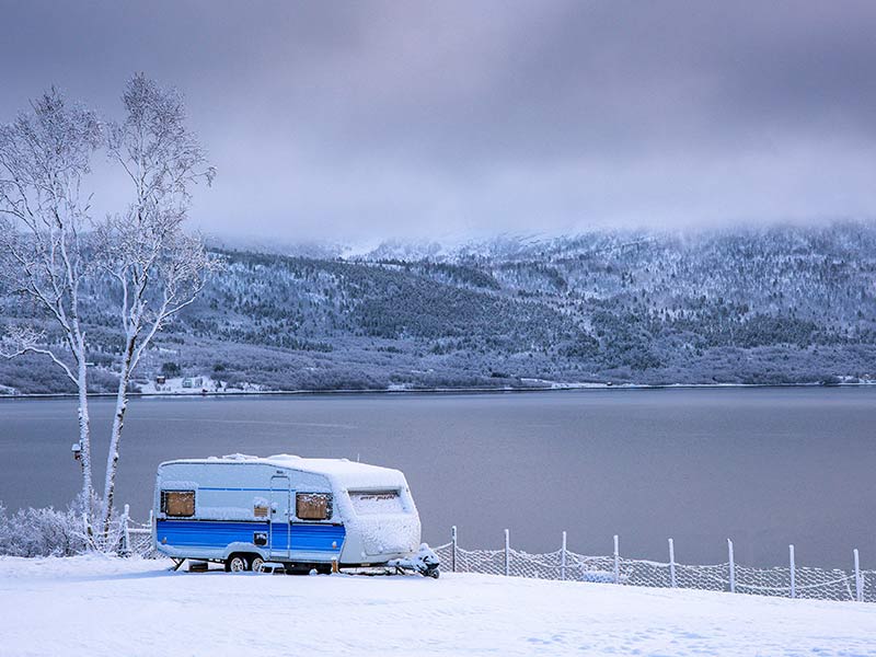 Campingbus im Winter