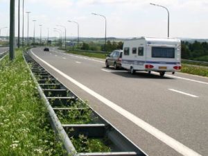 Auto mit Wohnmobil und Führerschein für Wohnwagen auf Autobahn